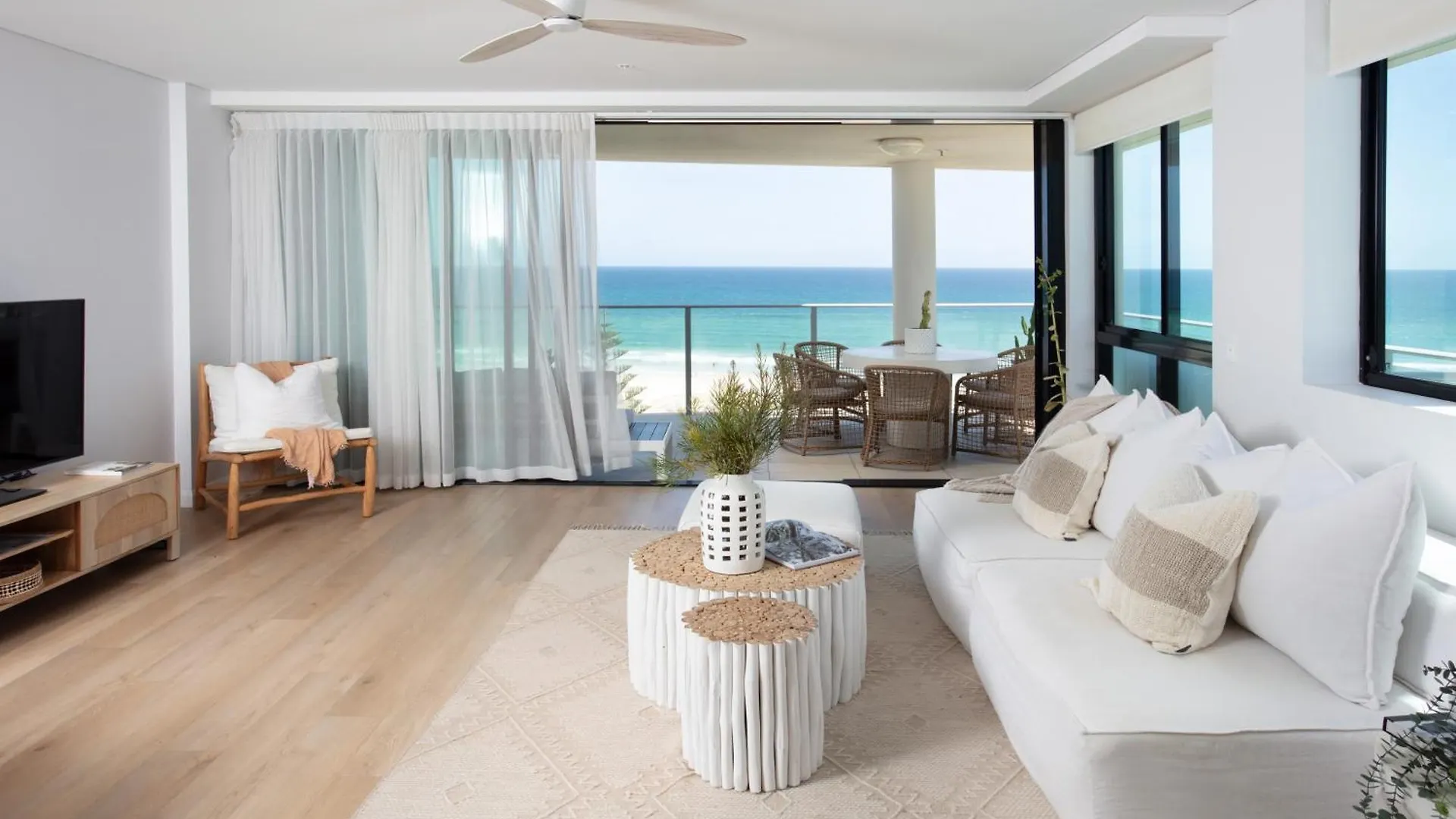Villa Sol - Luxury 3 Bedroom Villa In Kirra location